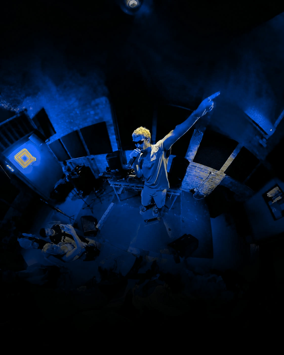 VIDORRA performing live